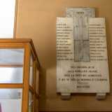 ...superiamo la targa lapidea dello scultore tranese Antonio Bassi, realizzata negli anni 20 a memoria degli studenti caduti nella Prima guerra mondiale...